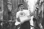 Marek Niedźwiecki w koszulce ŻAKa w Wenecji, rok 1977